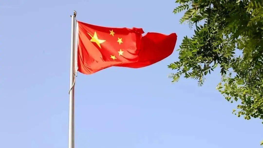 在一个正方形广场的三条边上安装路灯四个顶点都要装一盏每条边安装十五盏一共